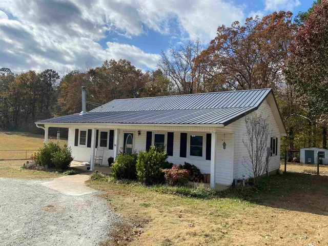 a view of a house with backyard and garden