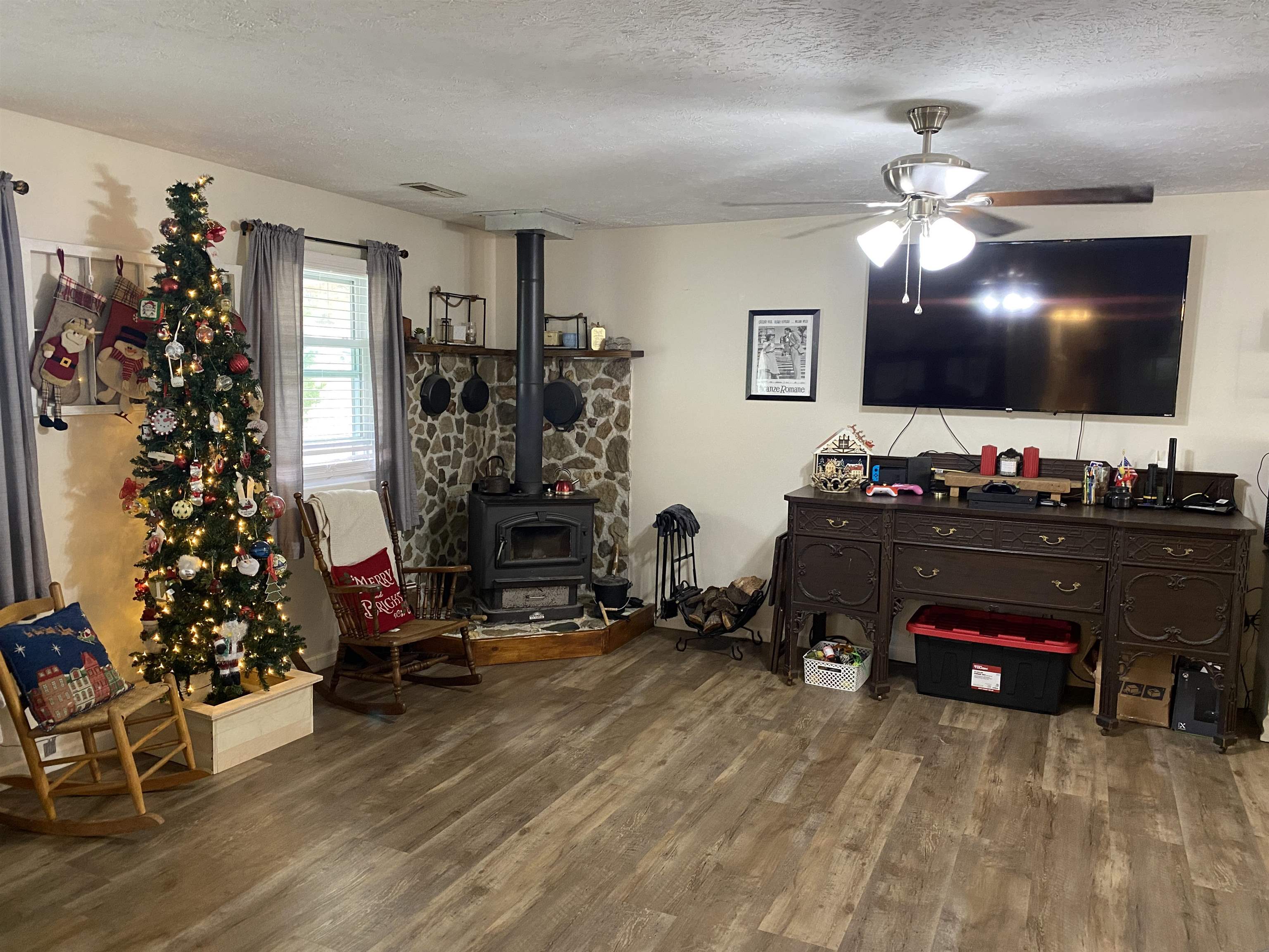 140 Ancil Way Savannah, TN 38372 - Photo 7 of 37 a living room with furniture and a flat screen tv