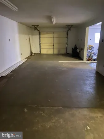 a view of a big room with closet