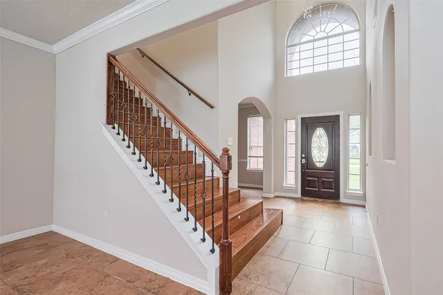 a view of entryway and white wall