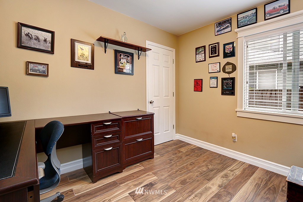 4325 Northeast 6th Court Renton, WA 98059 - Photo 13 of 25