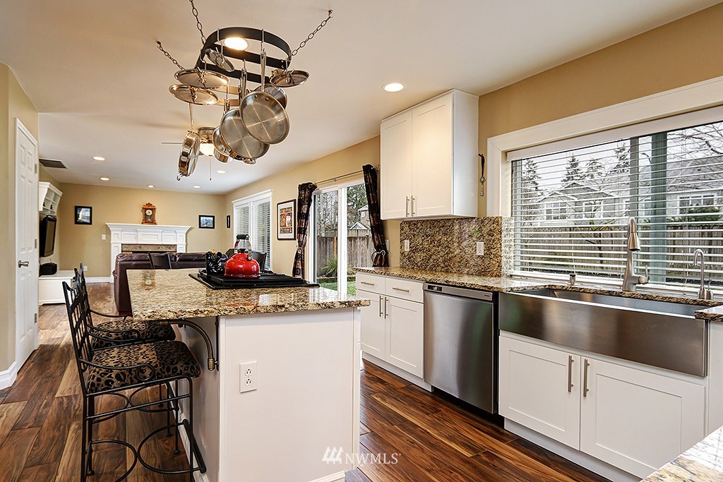 4325 Northeast 6th Court Renton, WA 98059 - Photo 9 of 25