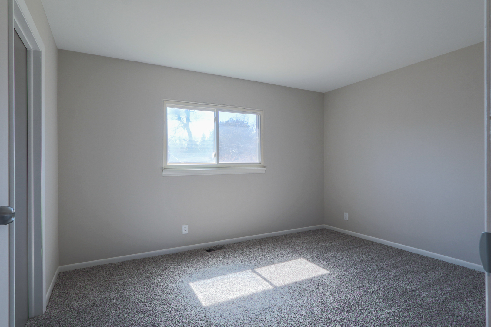 229 Riverside Drive Bolingbrook, IL 60440 - Photo 19 of 35 an empty room with a window