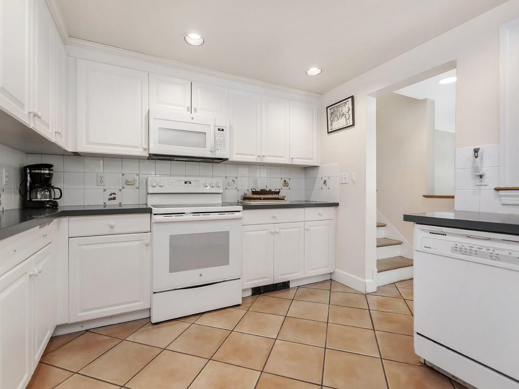 70 Hatfield Road Newton, MA 02465 - Photo 5 of 21