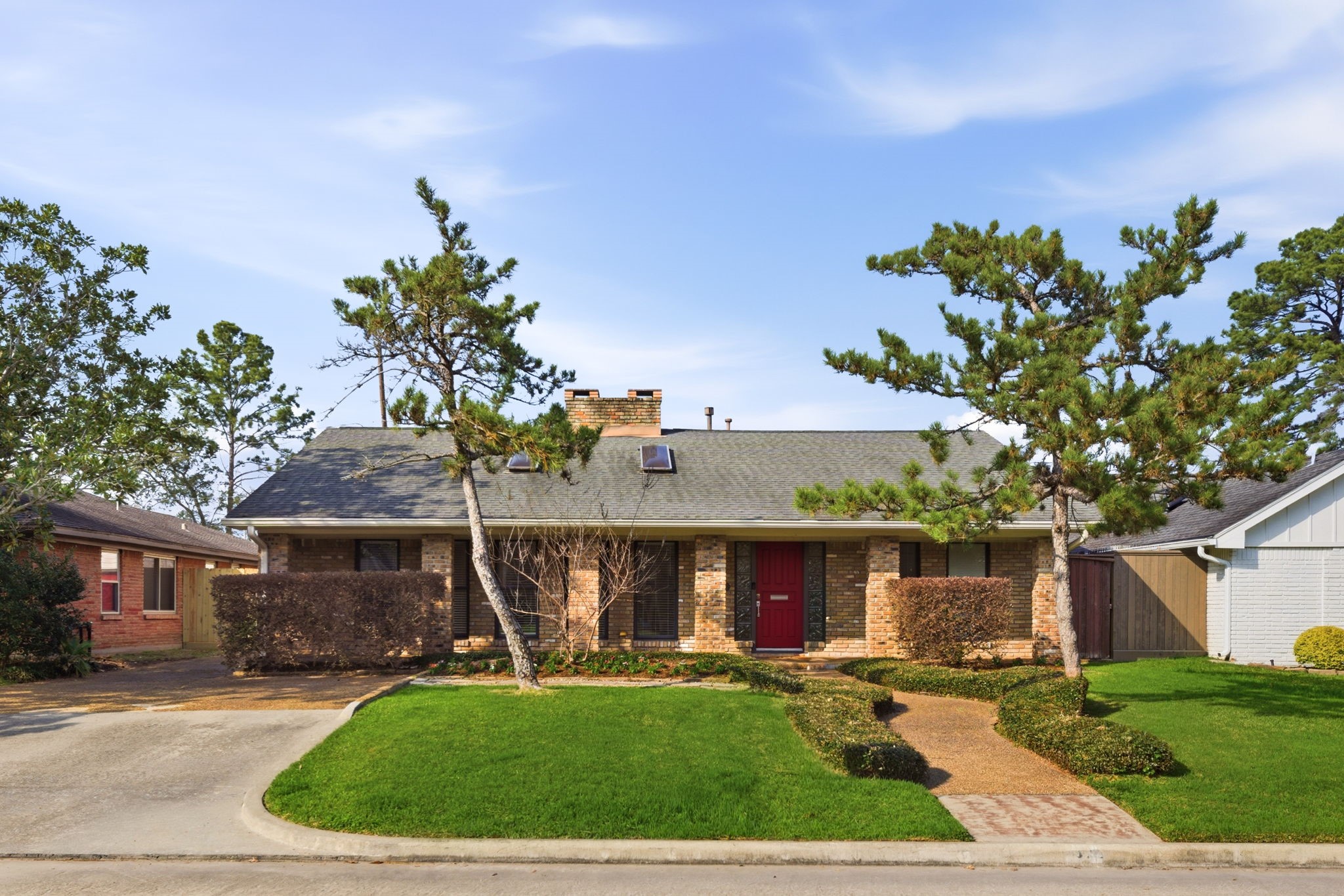 531 Azaleadell Drive Houston, TX 77018 - Photo 34 of 37 a front view of a house with a yard and garage