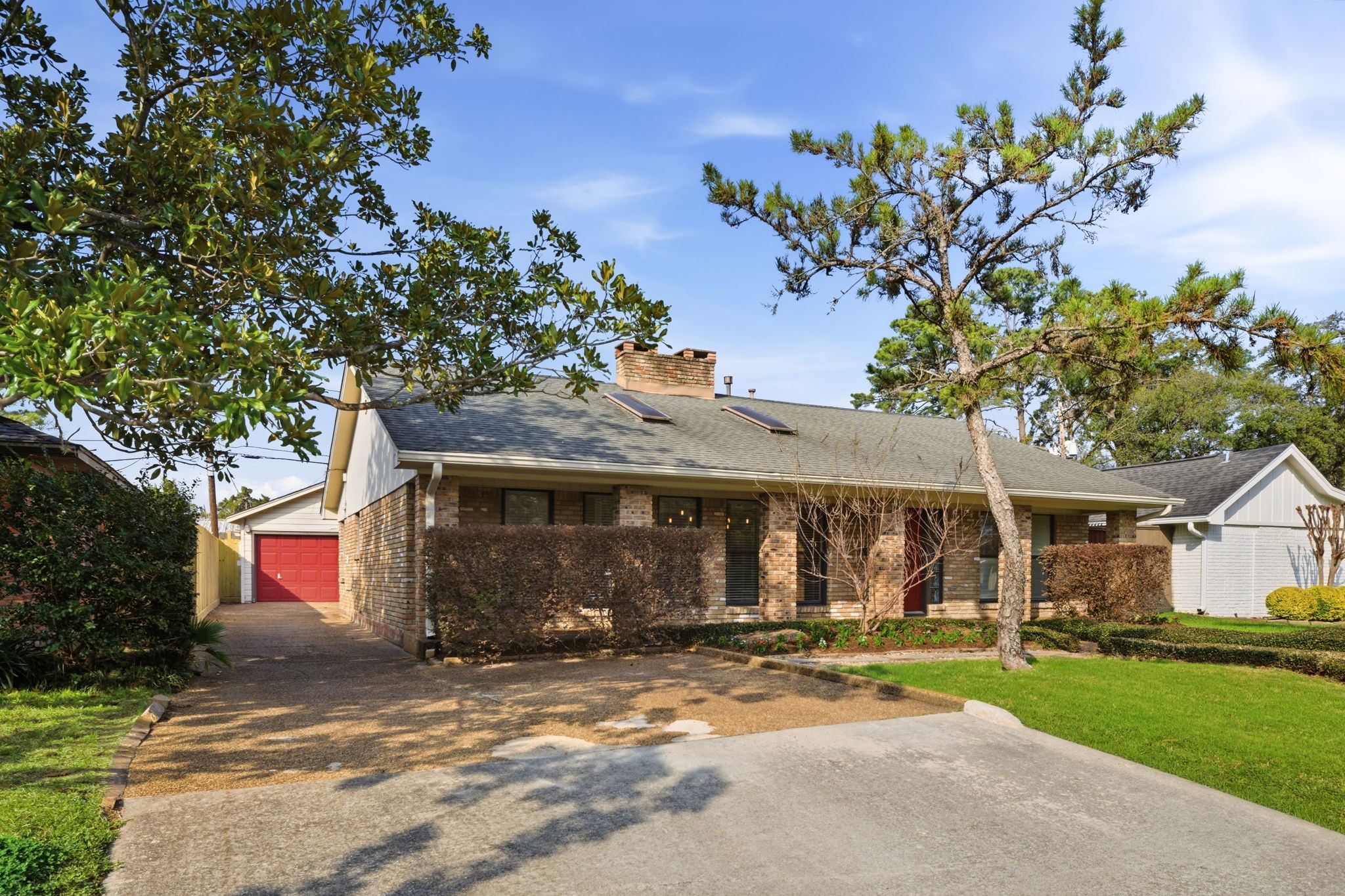 531 Azaleadell Drive Houston, TX 77018 - Photo 35 of 37 a front view of a house with a yard and garage