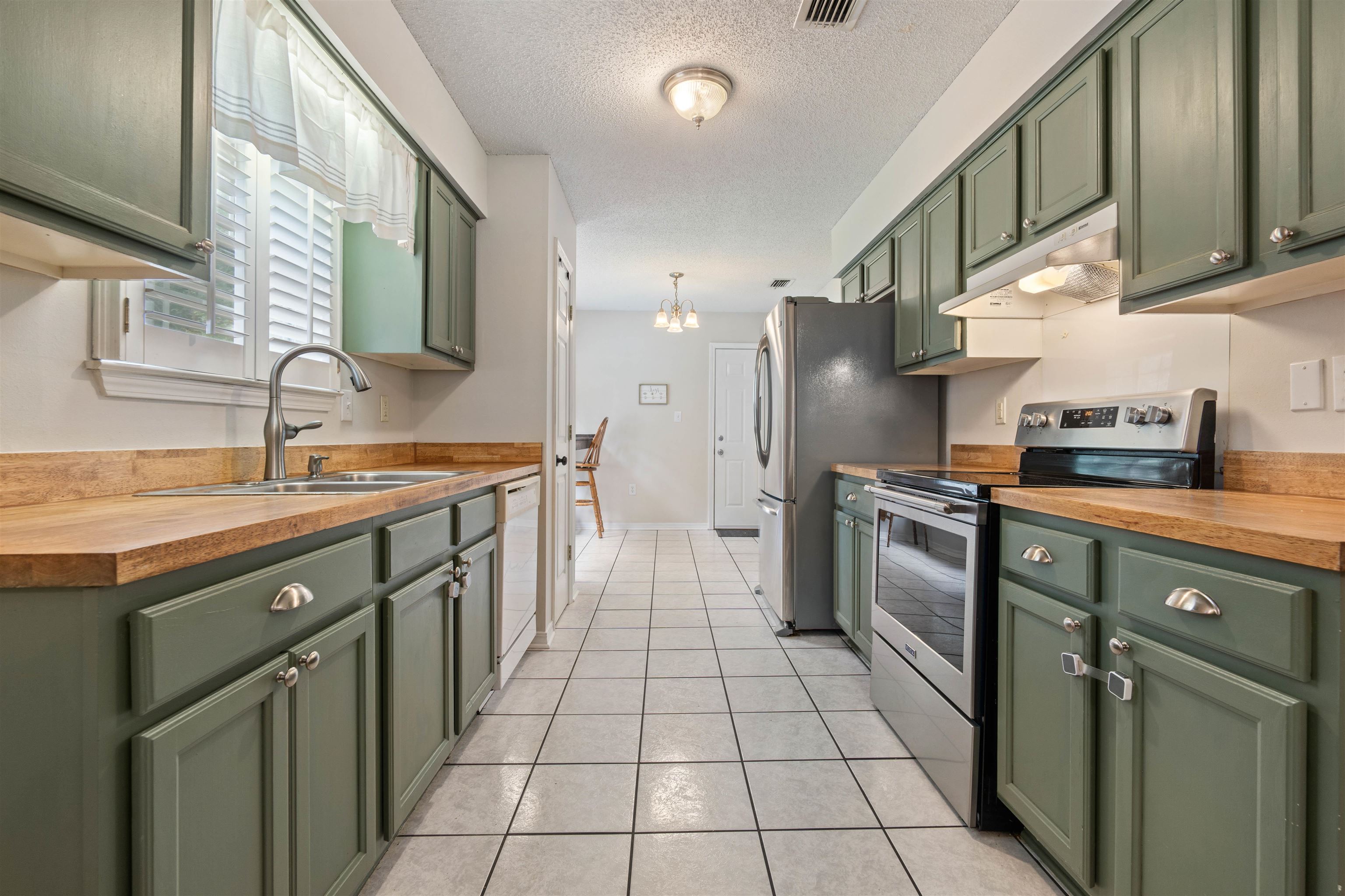 164 Robbins Boulevard Daphne, AL 36526 - Photo 9 of 28 Kitchen
