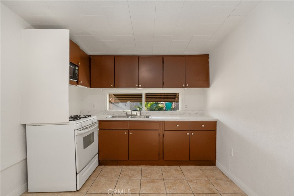 26235 9th Street, Unit 18 Highland, CA 92346 - Photo 5 of 31 a kitchen with a stove and a cabinets