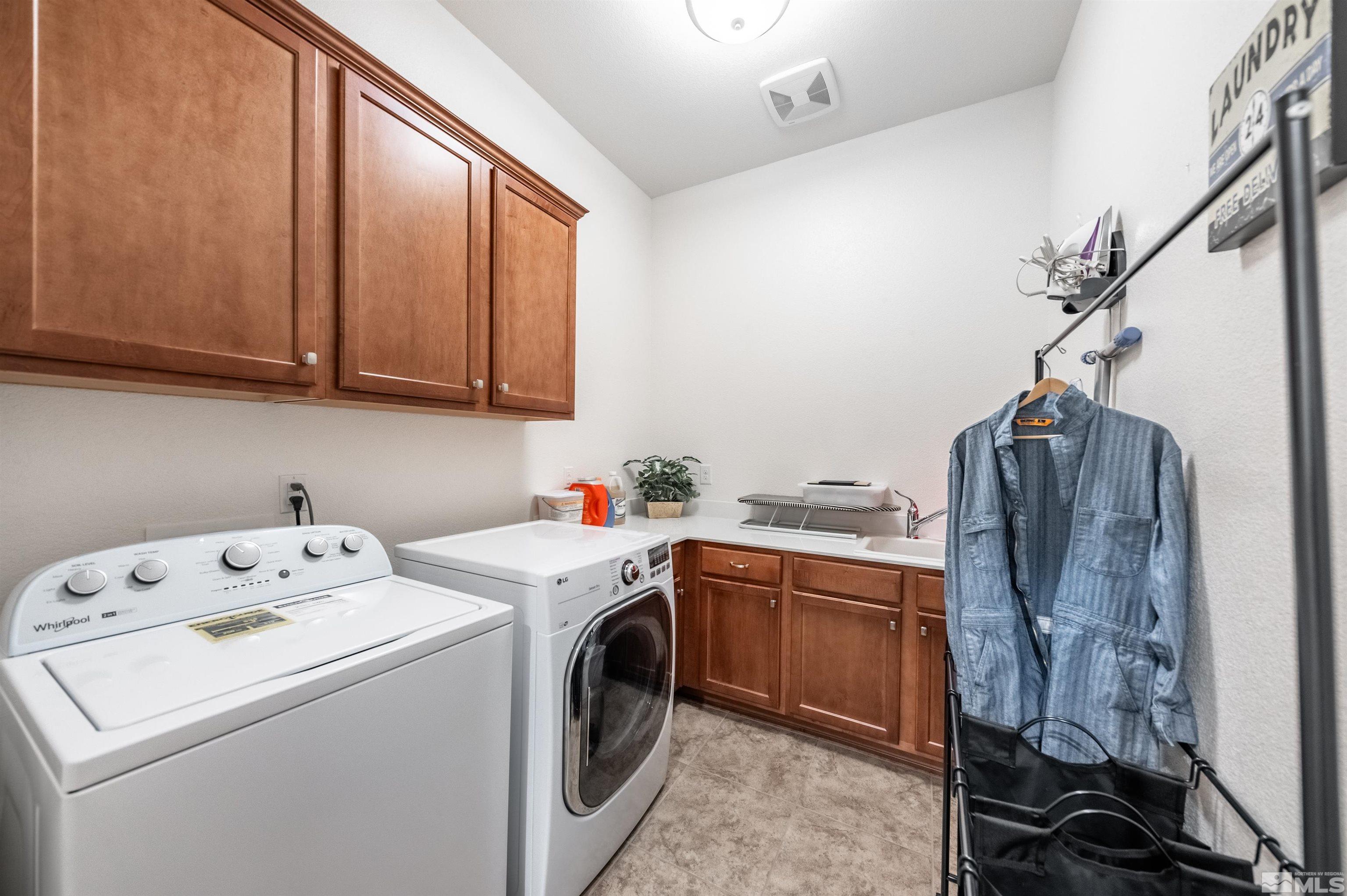 9494 Baldacci Road Reno, NV 89521 - Photo 24 of 34 a utility room with dryer and washer