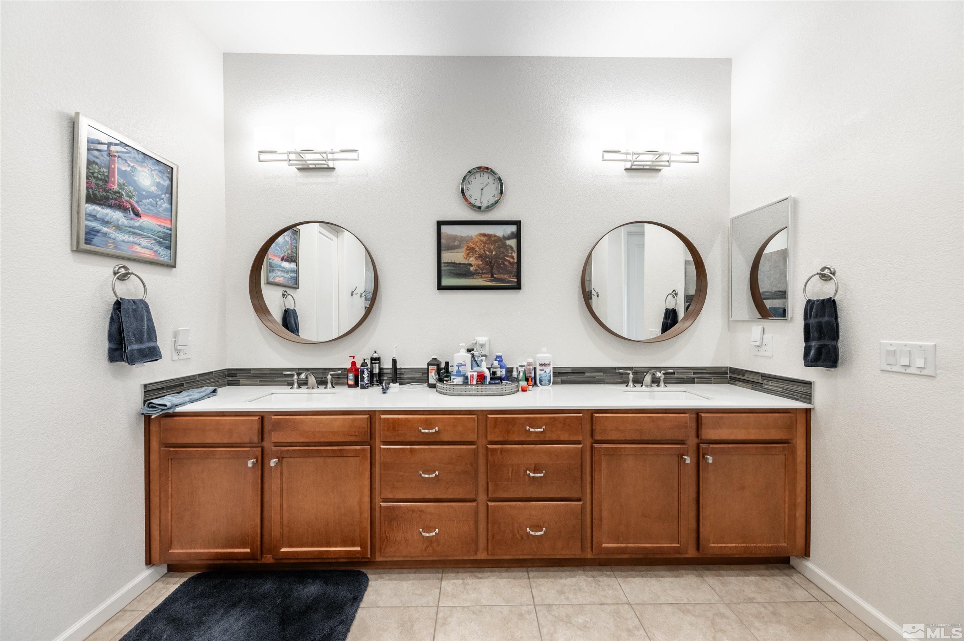 9494 Baldacci Road Reno, NV 89521 - Photo 10 of 34 a room with a clock and a mirror
