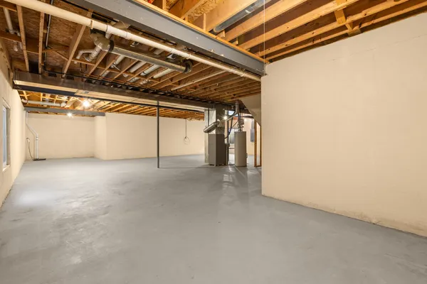 a view of a house with backyard