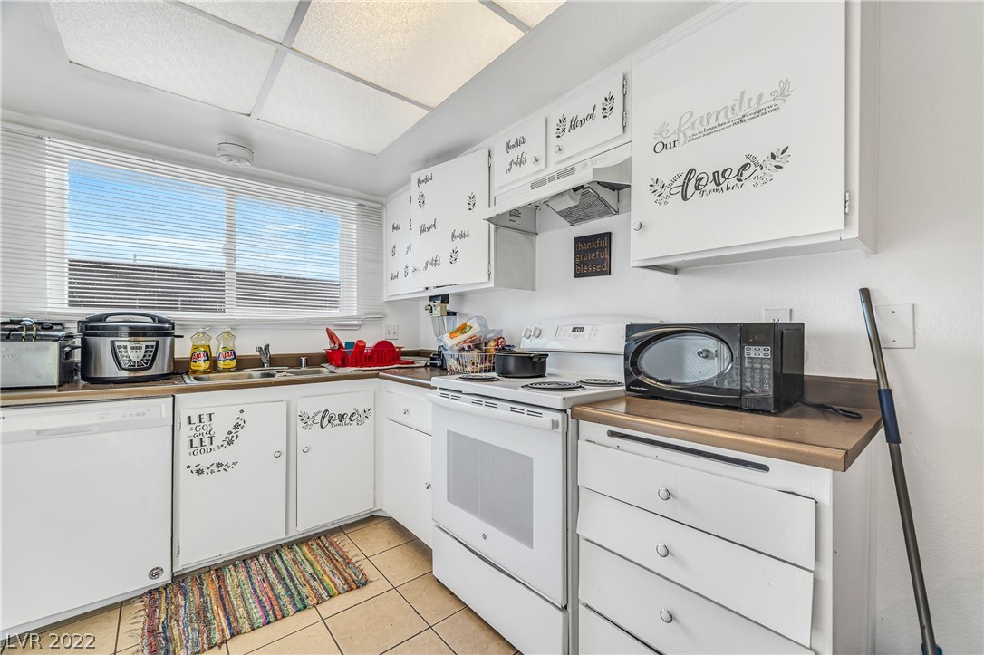 575 Roxella Lane, Unit D Las Vegas, NV 89110 - Photo 2 of 16