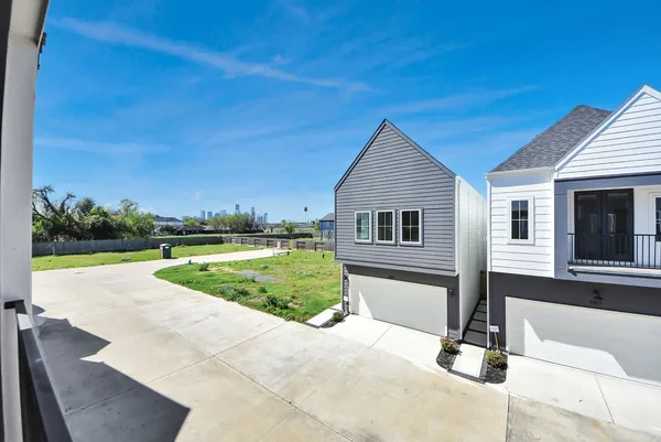 a view of a house with backyard porch and garden