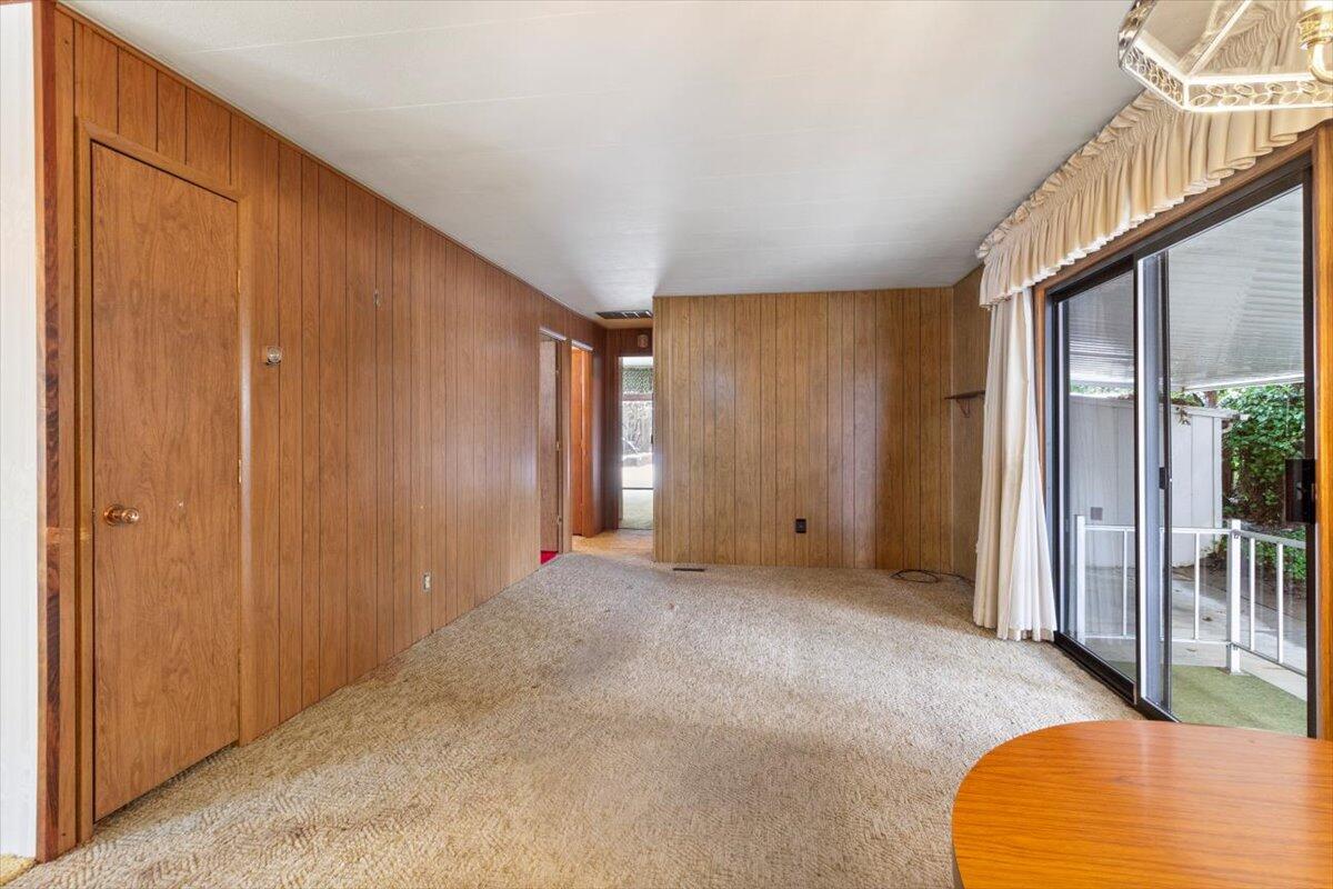 3955 South Stage Road, Unit 7 Medford, OR 97501 - Photo 15 of 36 Living Room