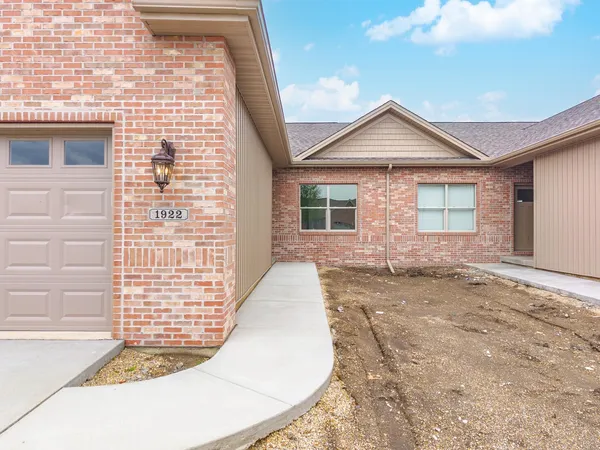 $429,900 | 1922 Dunraven Road, Bloomington, IL 61704