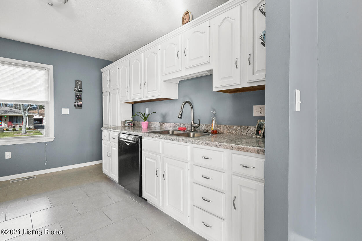 1544 Knight Road Louisville, KY 40216 - Photo 5 of 49 46