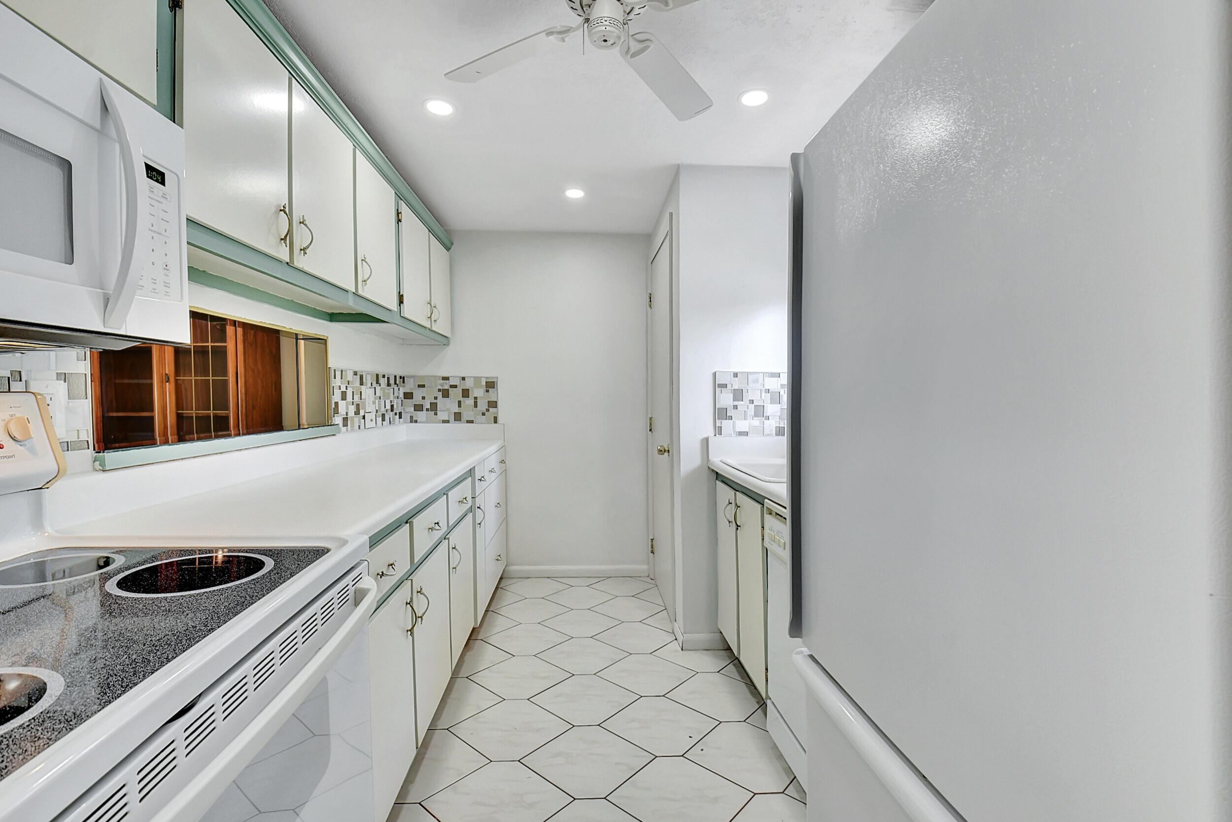 872 Southwest 9th St Circle, Unit 102 Boca Raton, FL 33486 - Photo 14 of 33 White Kitchen