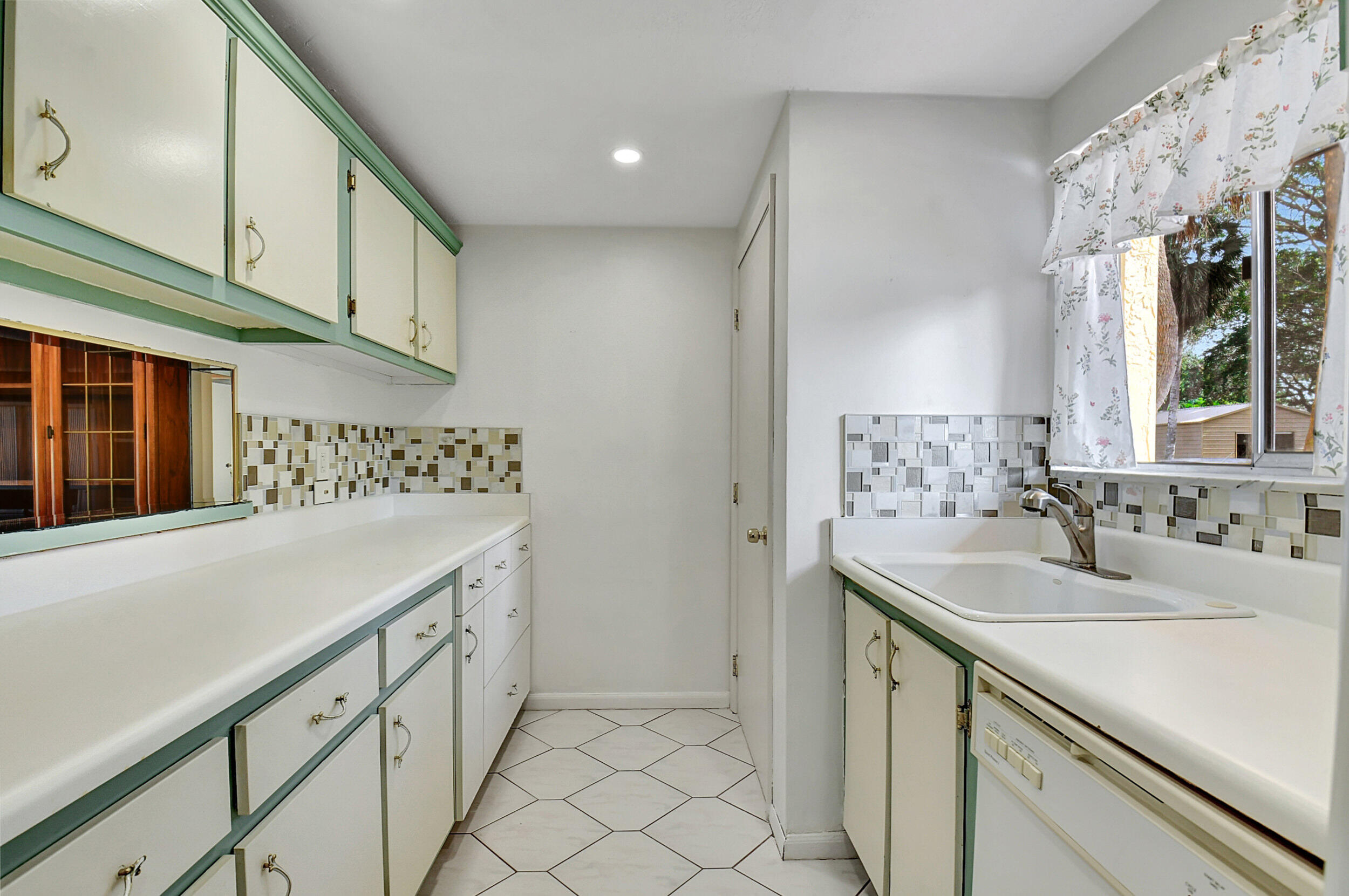 872 Southwest 9th St Circle, Unit 102 Boca Raton, FL 33486 - Photo 15 of 33 Lots of Light