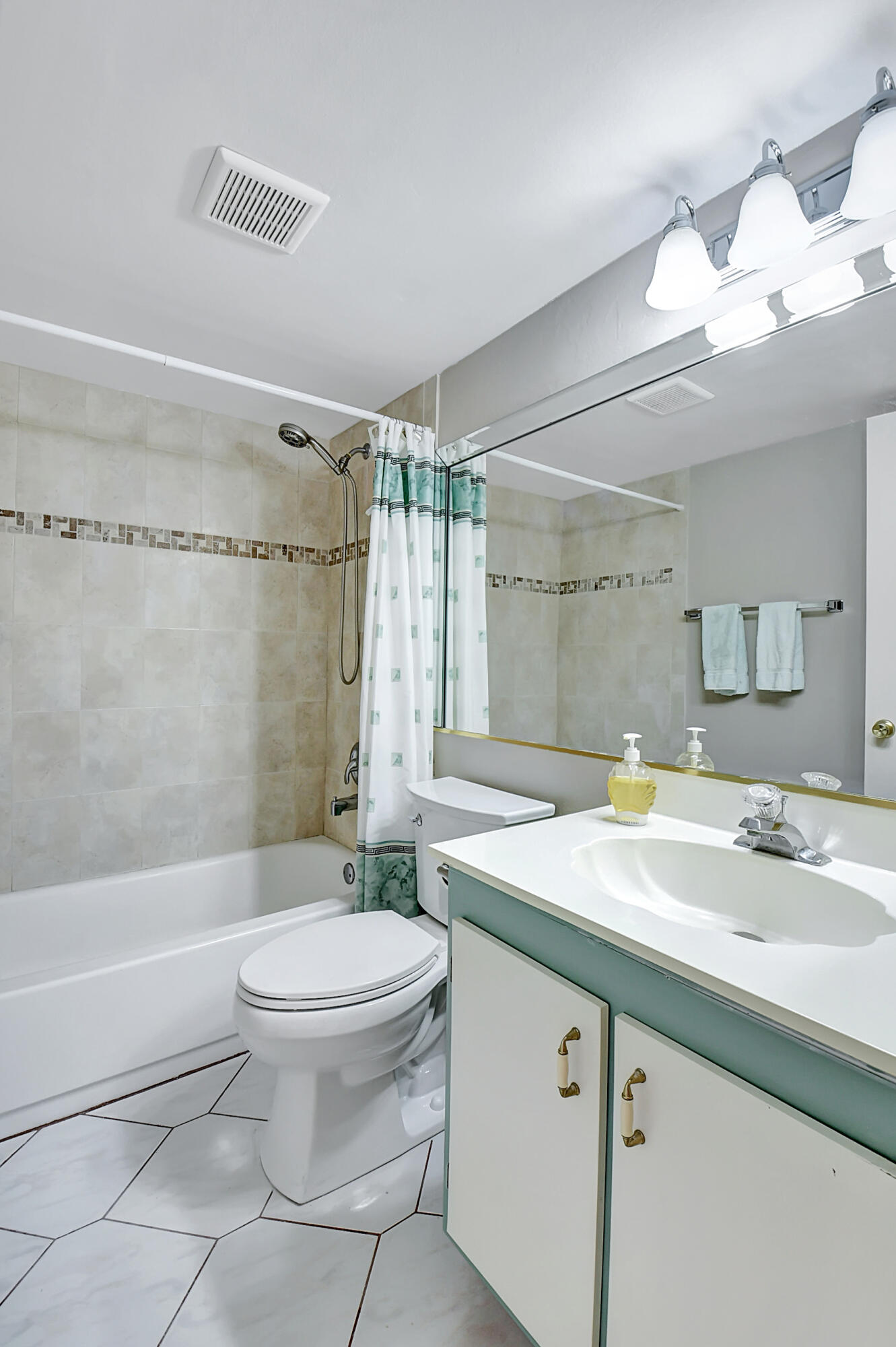 872 Southwest 9th St Circle, Unit 102 Boca Raton, FL 33486 - Photo 23 of 33 Guest Bath