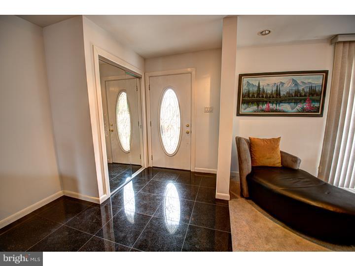 631 Hoyt Road Huntingdon Valley, PA 19006 - Photo 3 of 25 Foyer