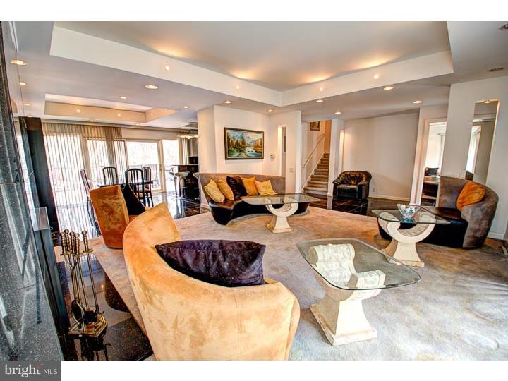 631 Hoyt Road Huntingdon Valley, PA 19006 - Photo 5 of 25 Living Room