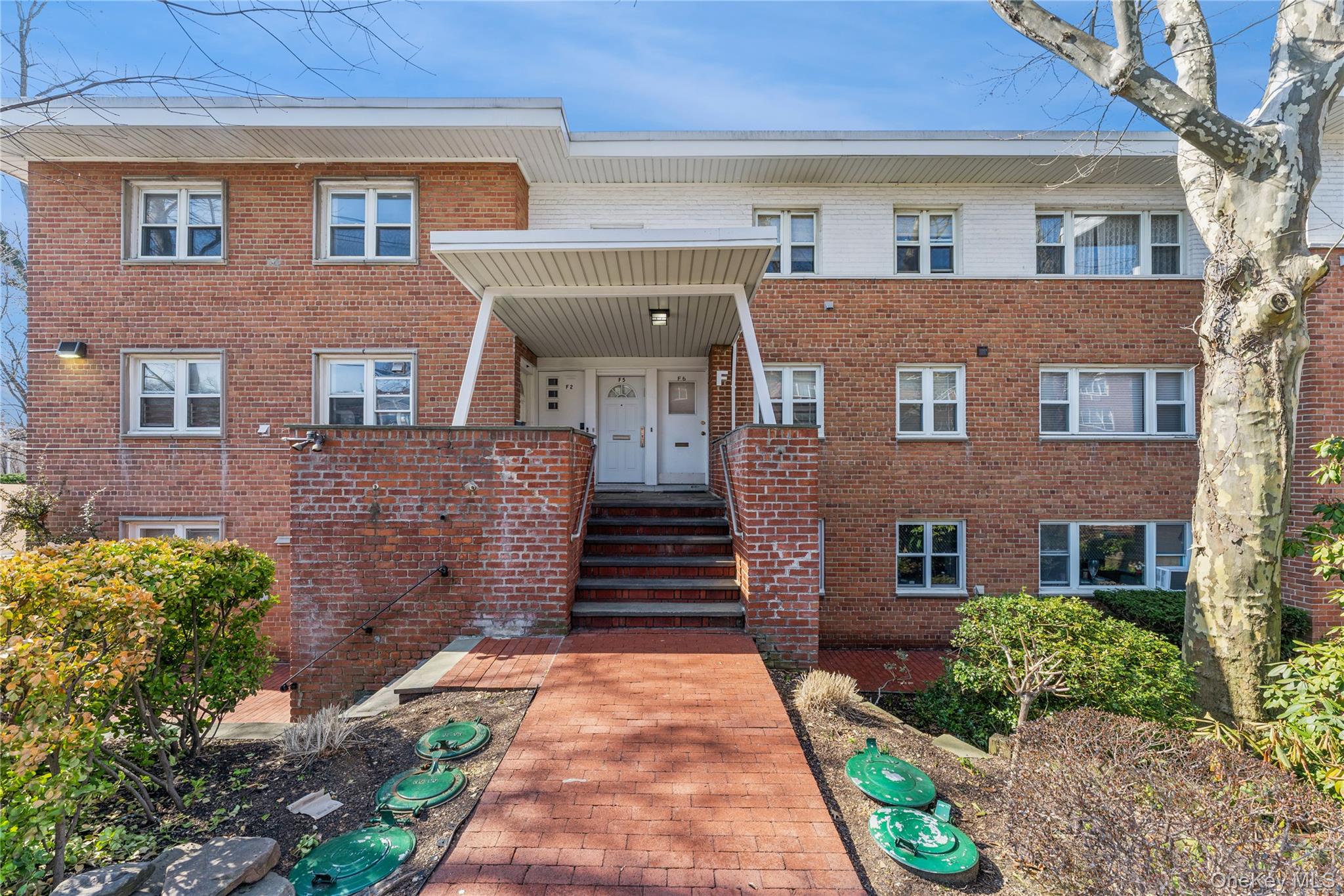 200 South Middle Neck Road, Unit F6 Great Neck, NY 11021 - Photo 1 of 16 front view of a house