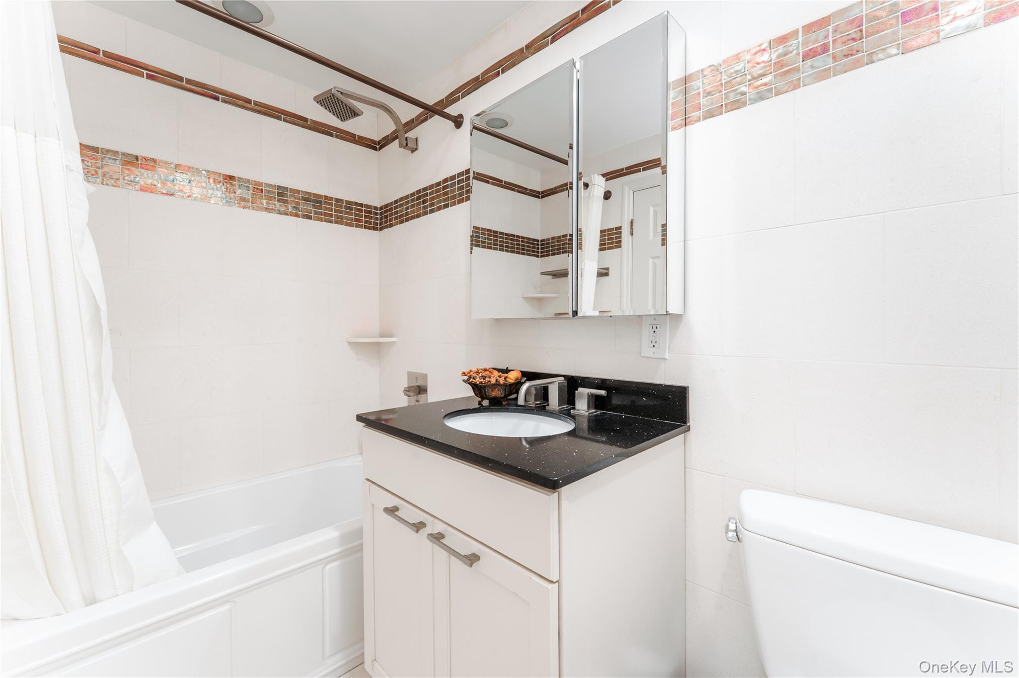 200 South Middle Neck Road, Unit F6 Great Neck, NY 11021 - Photo 12 of 16 a bathroom with a sink a toilet and shower