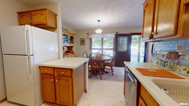 $182,000 | 6 Royal Court, Washington, IL 61571