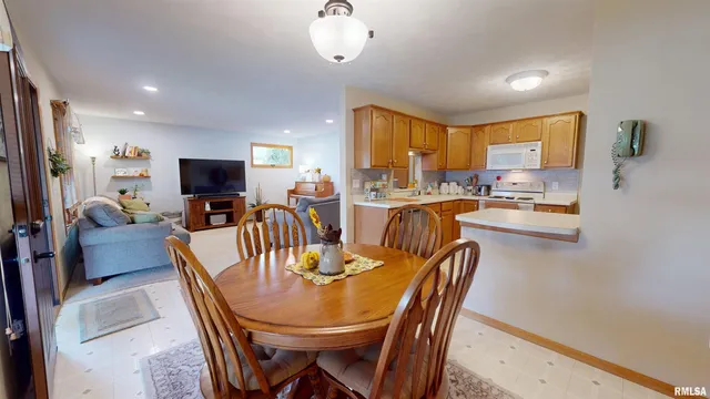 $182,000 | 6 Royal Court, Washington, IL 61571