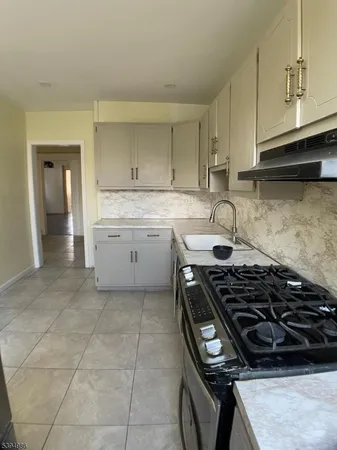 $2,500 | 174 North 17th Street, Unit 2, East Orange, NJ 07017