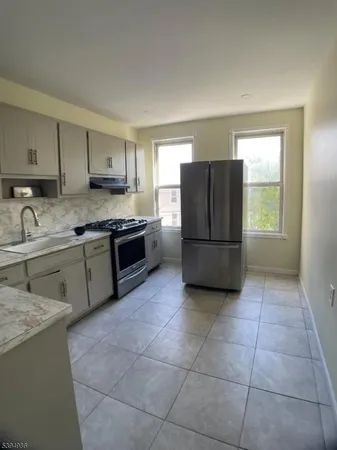 $2,500 | 174 North 17th Street, Unit 2, East Orange, NJ 07017