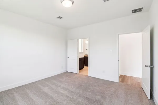 a view of a big room with closet and entryway