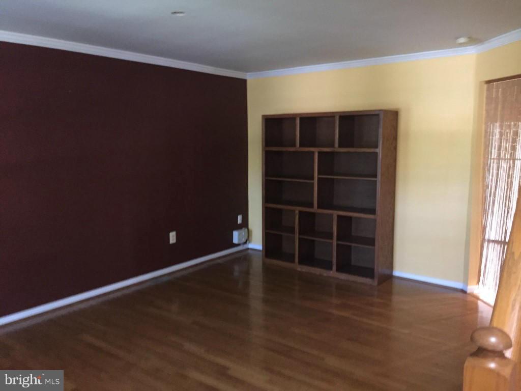 10929 Park Road Fairfax, VA 22030 - Photo 2 of 12 Living Room
