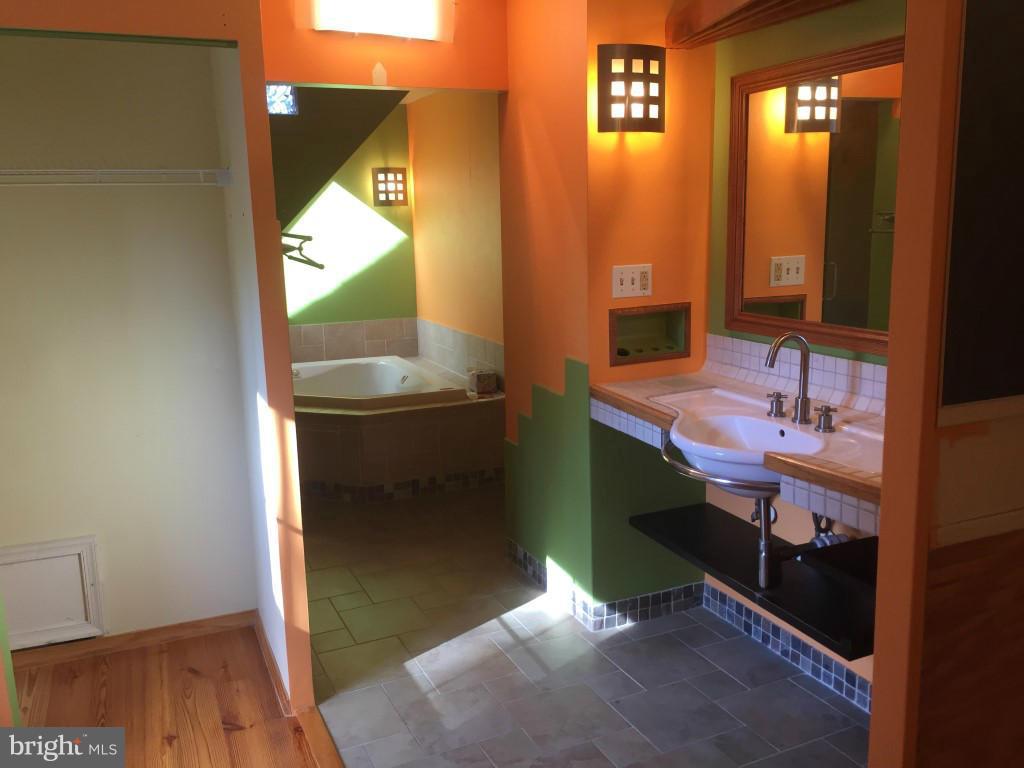 10929 Park Road Fairfax, VA 22030 - Photo 8 of 12 Bath (Master)