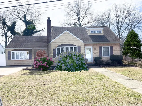 $615,000 | 104 Vesper Court, Babylon, NY 11702