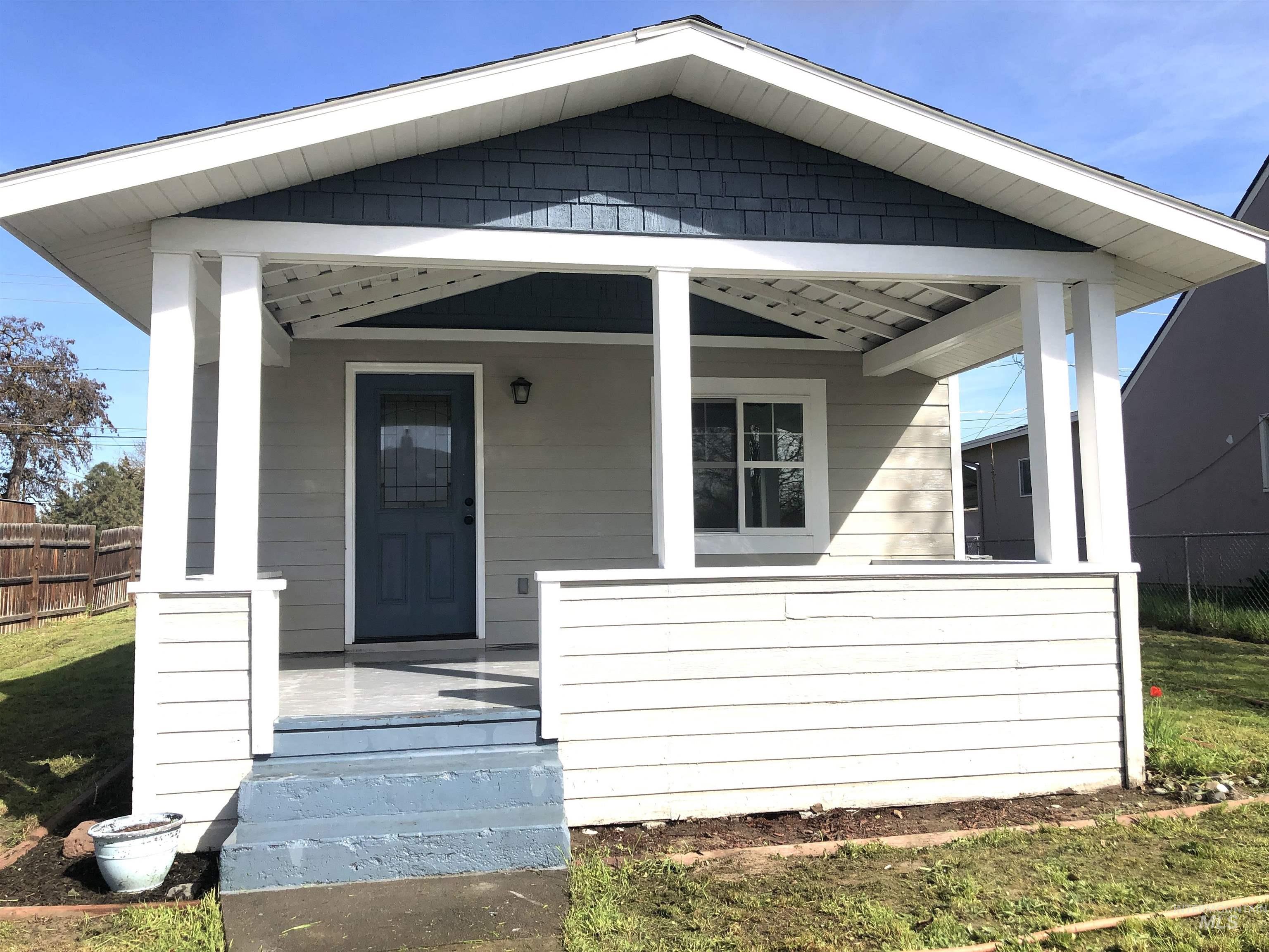 717 10th Street Clarkston, WA 99403 - Photo 1 of 1 Property entrance with a porch