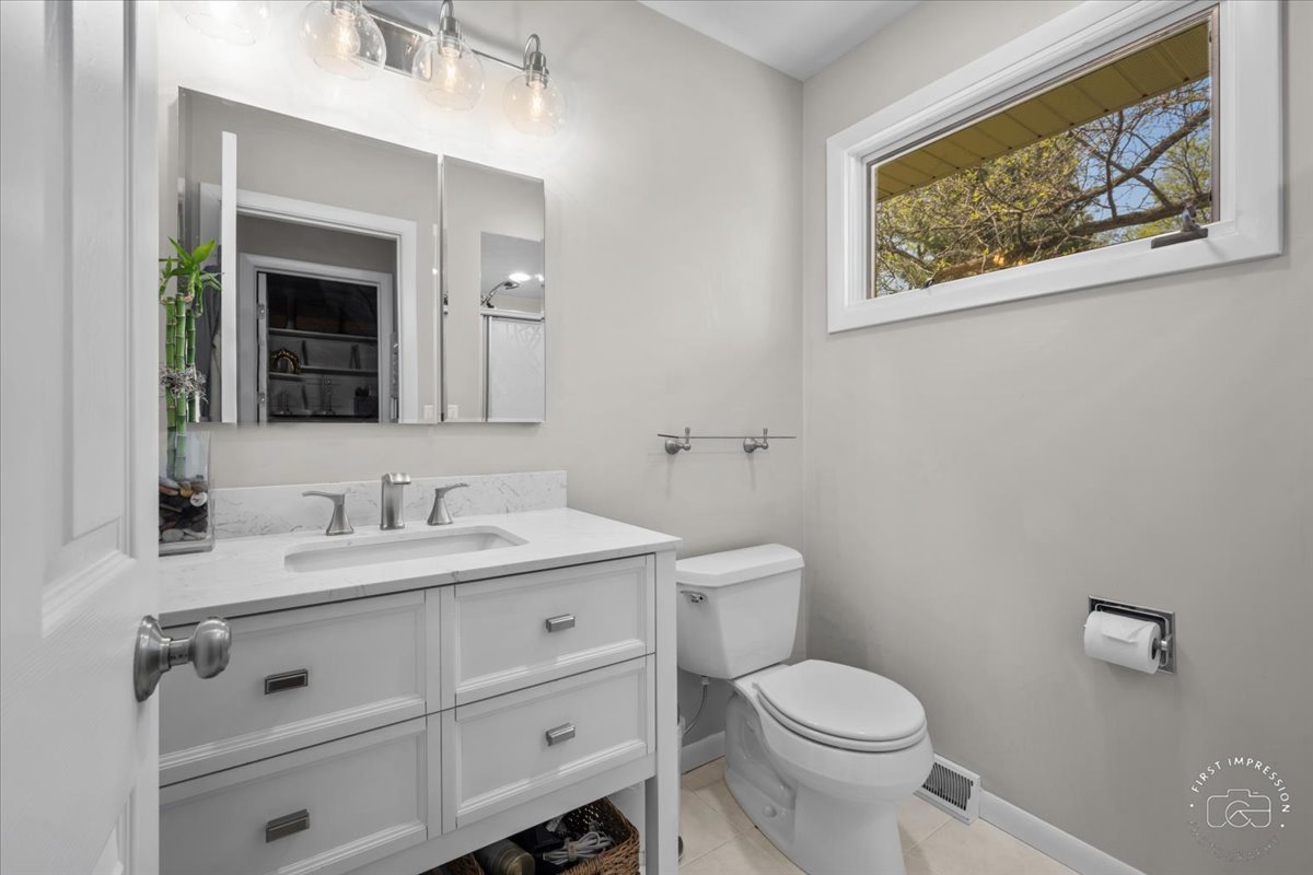 1508 Dunstan Road Geneva, IL 60134 - Photo 19 of 30 a bathroom with a toilet sink and mirror