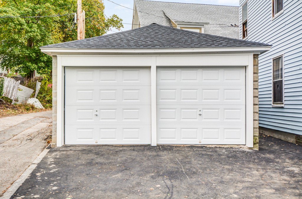 31 Ripley Street Worcester, MA 01610 - Photo 15 of 16 a small white house
