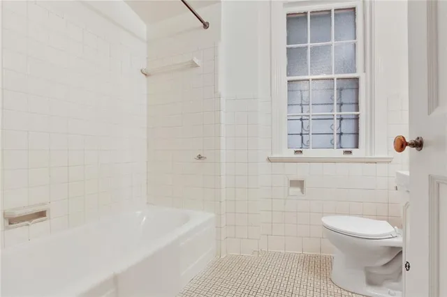 $1,800 | 5406 St Charles Avenue, Unit B, New Orleans, LA 70115