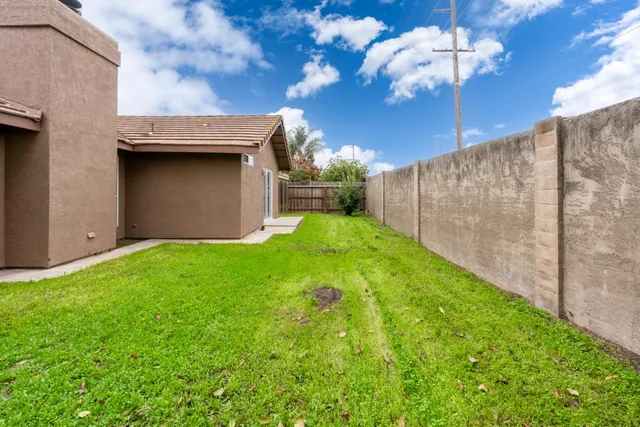 a view of a backyard