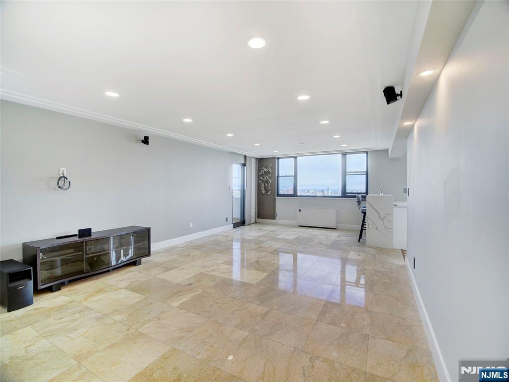 250 Gorge Road, Unit 29L Cliffside Park, NJ 07010 - Photo 4 of 31
