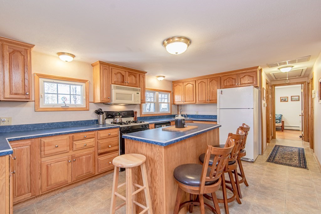 332 Holcomb Road Springfield, MA 01118 - Photo 11 of 39 Gallery Image 11