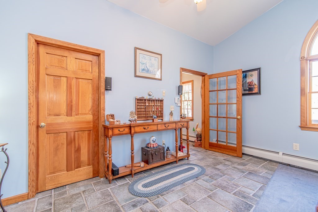 332 Holcomb Road Springfield, MA 01118 - Photo 9 of 39 Gallery Image 9