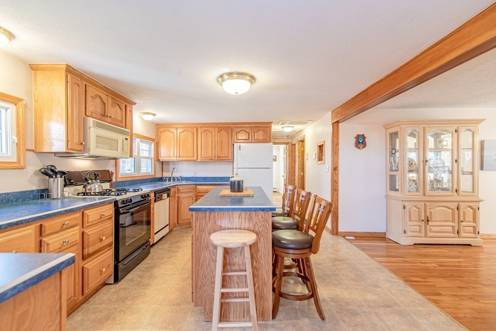 332 Holcomb Road Springfield, MA 01118 - Photo 10 of 39 Gallery Image 10