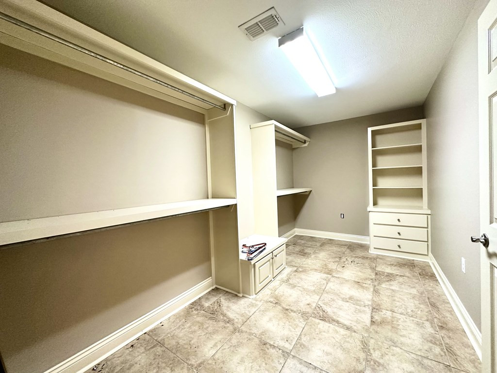 1015 Walker Lane Summit, MS 39666 - Photo 17 of 41 Primary walk in closet