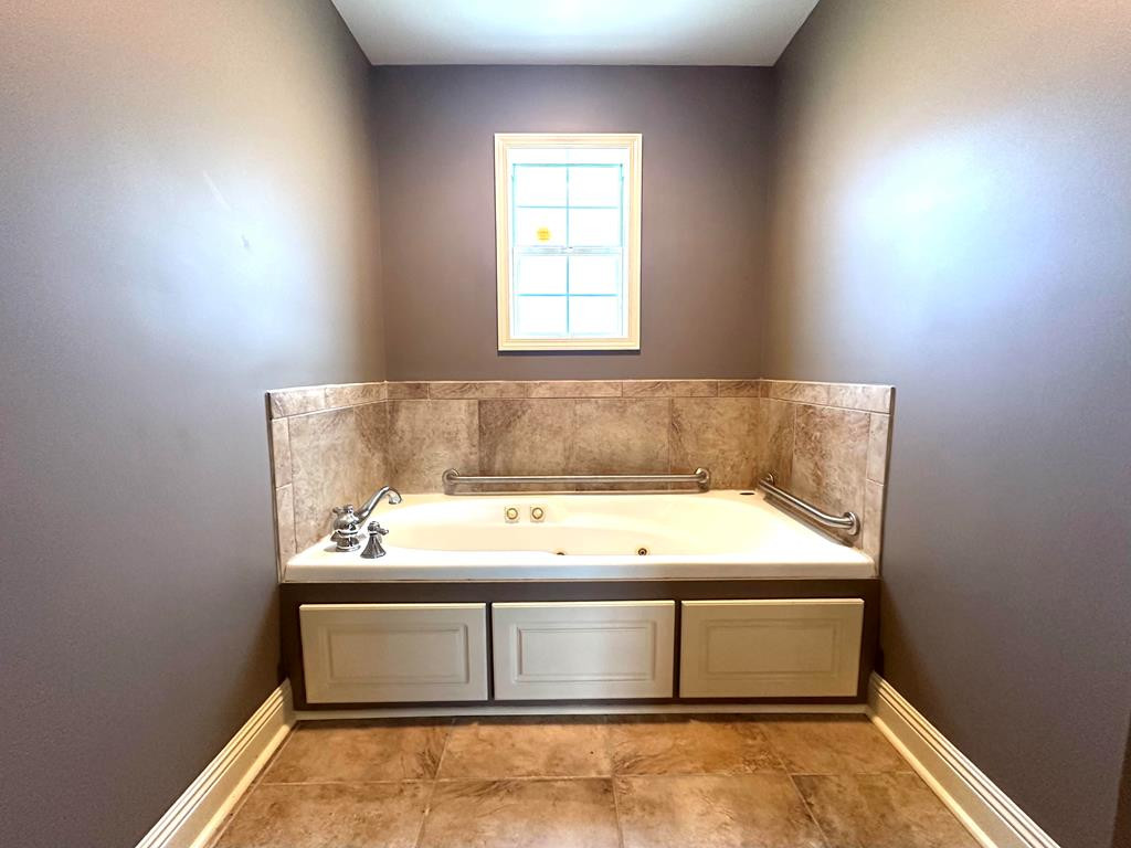 1015 Walker Lane Summit, MS 39666 - Photo 39 of 41 Whirlpool tub
