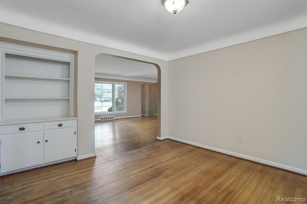 21235 River Road Grosse Pointe Woods, MI 48236 - Photo 11 of 33