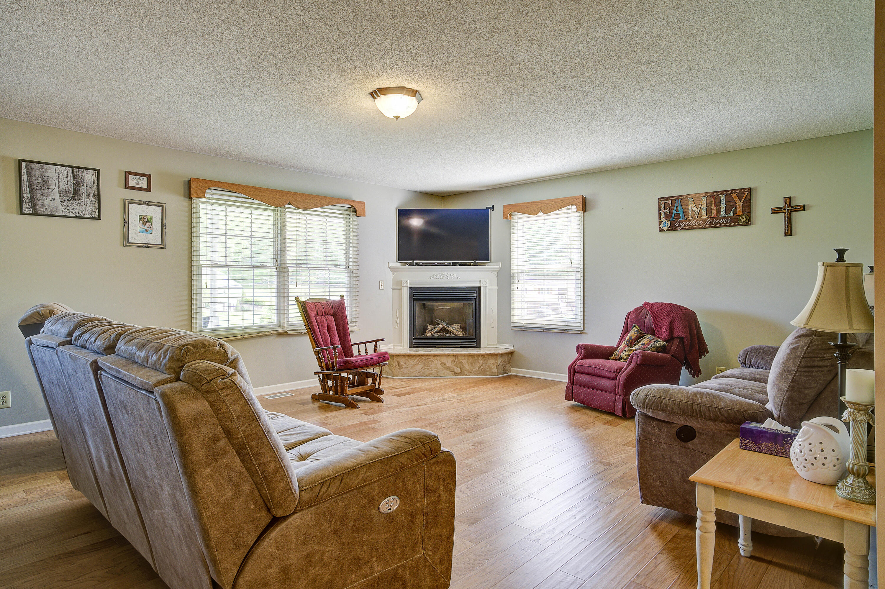 365 Max Jett Road Johnson City, TN 37601 - Photo 16 of 47 Living room