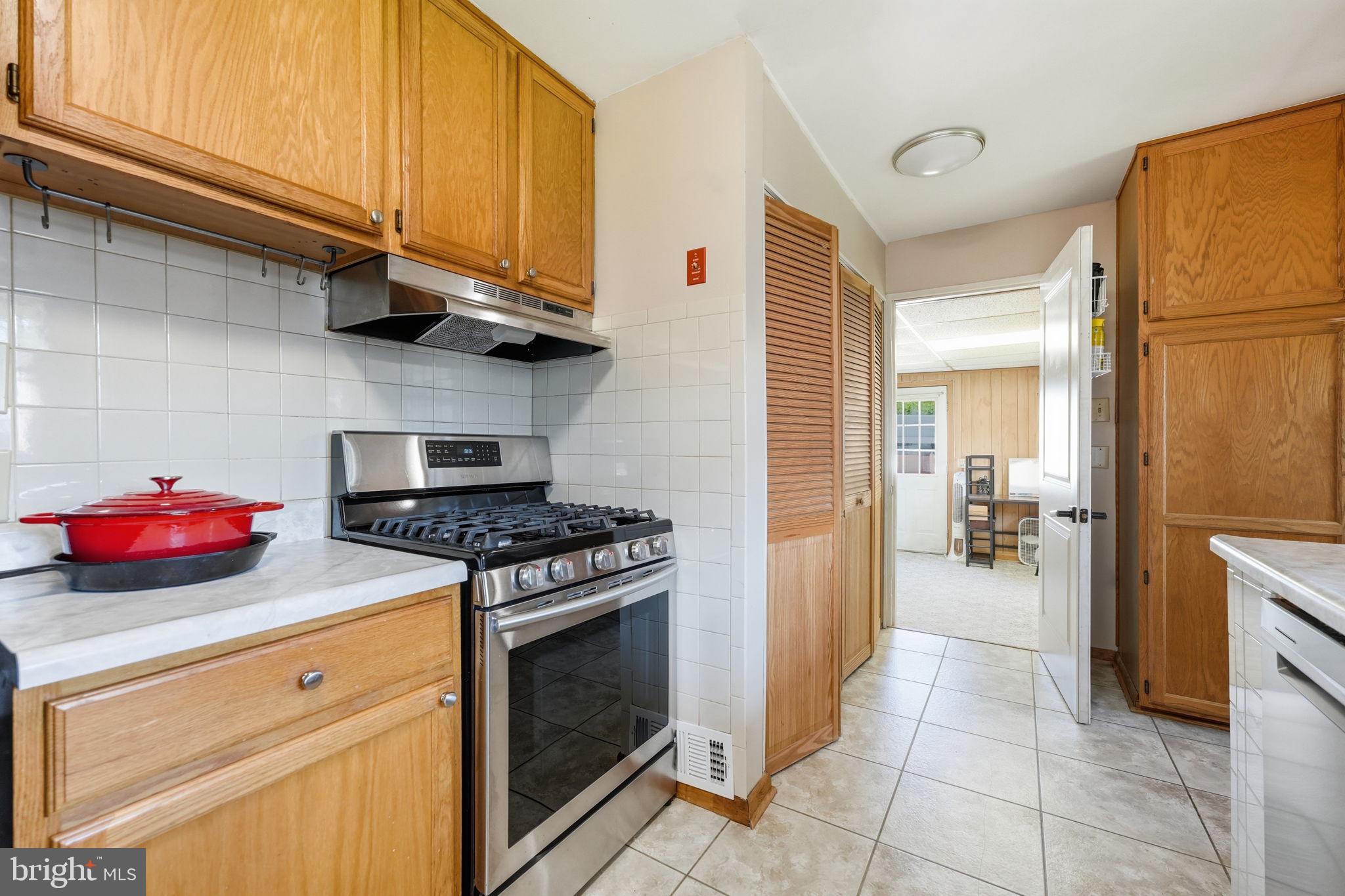 906 Wingfield Road Woodbridge, VA 22191 - Photo 13 of 31 Charming kitchen with modern appliances.