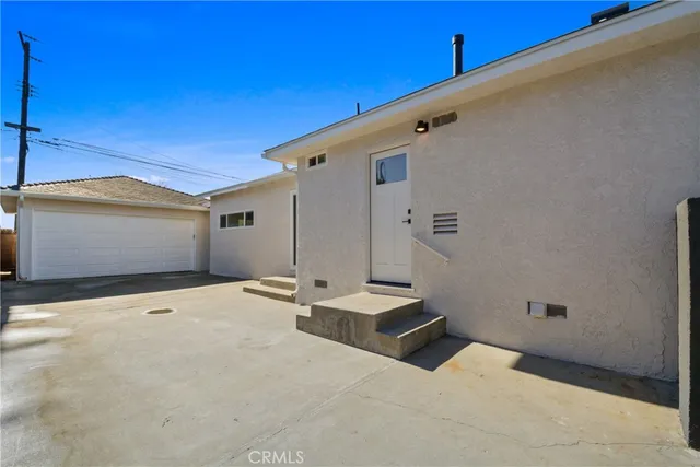 a view of a house with backyard and a garage